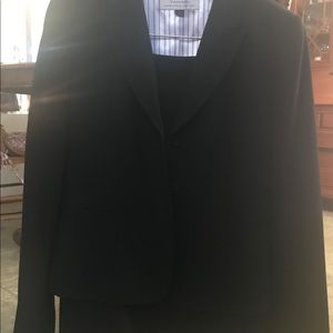 New Tahari women’s size 12 black suit. Lined.